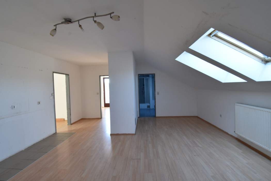 4 Zimmer Wohnung mit Balkon und PKW Abstellplatz