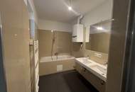 UNBEFRISTET - helle 2,5-Zimmer Dachgeschosswohnung mit Wohnküche, Schrankraum, 26 m2 Dachterrasse und Kellerabteil nahe Schönbrunn