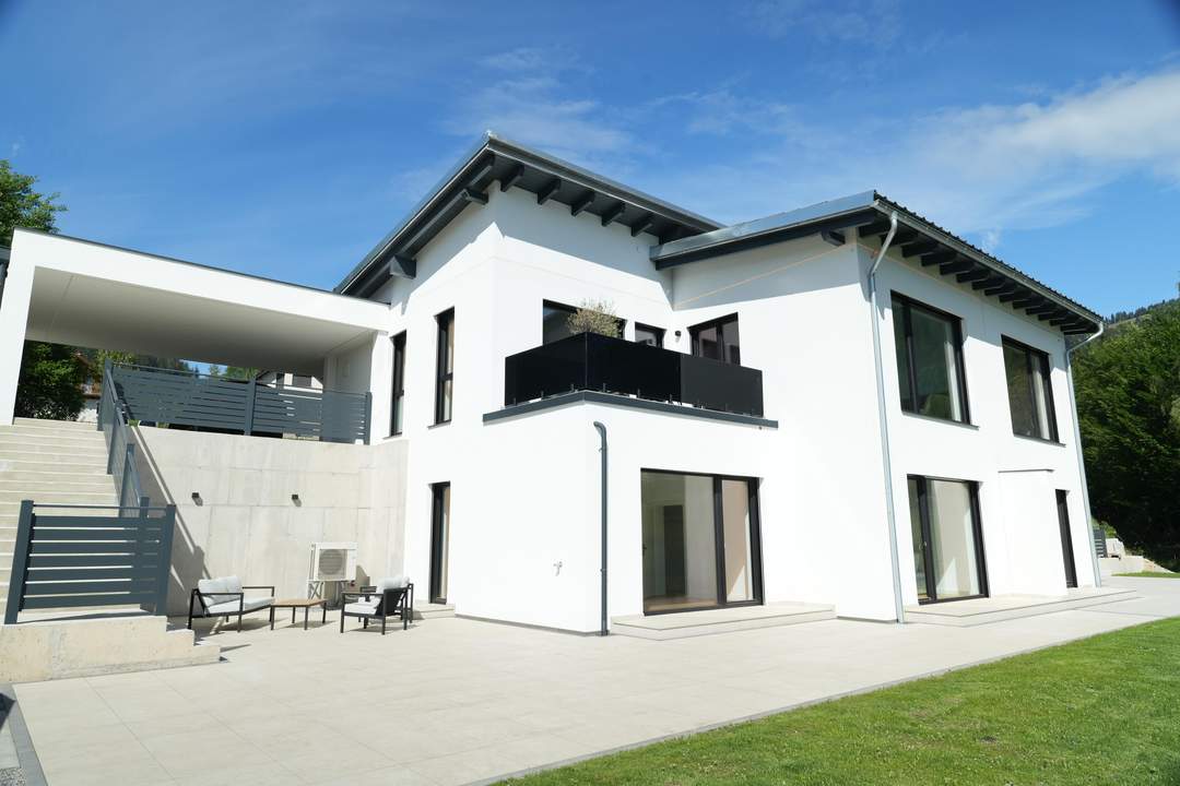 MODERN LIVING - Neuwertige Doppelhaushälfte mit 2 Terrassen und Doppelcarport in ruhiger Aussichtslage