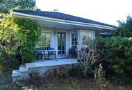 BUNGALOW INMITTEN DER VEGETATION IN RUHELAGE