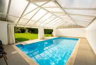 Sommer im eigenen Garten mit Pool, Kaminfeuer im Winter – ein Haus fürs ganze Jahr