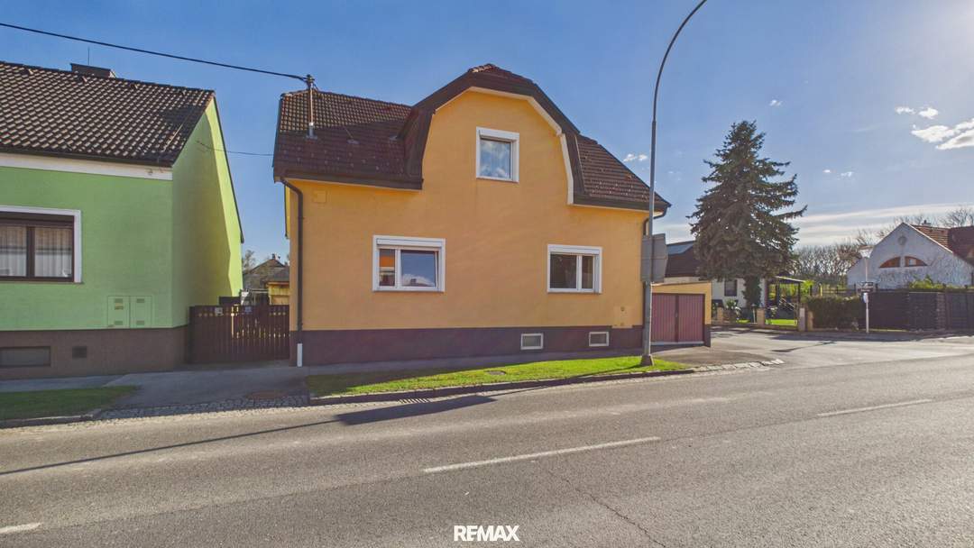 Charmantes Einfamilienhaus mit großzügigem Garten, 2 Garagen und viel Potenzial