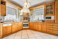 Vielseitige Liegenschaft mit zwei Wohnhäusern, Wirtschaftsgebäuden, Nutzflächen und Wald