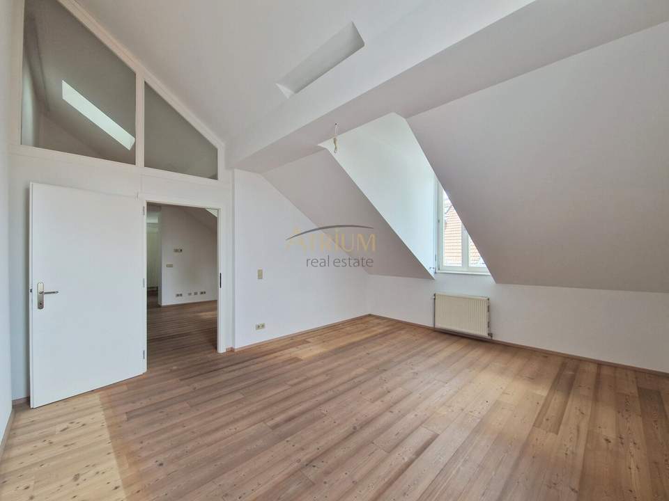 Helle Altbau-Dachgeschosswohnung mit 65 m² in Bestlage des 4. Bezirks
