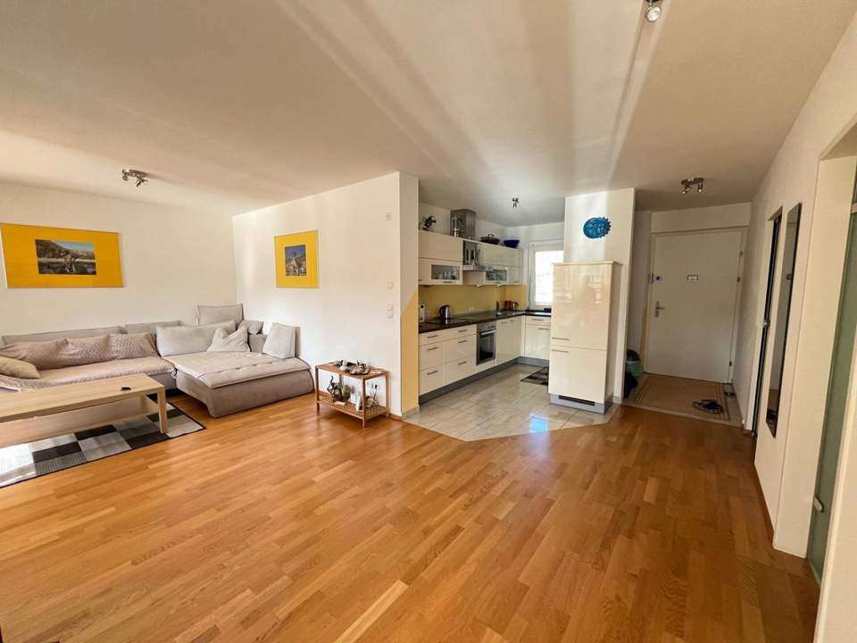 Lichtdurchflutetes Wohnjuwel mit verglaster Loggia in zentraler Lage von Götzens