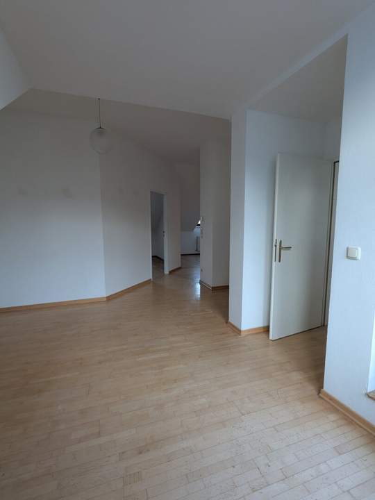 Goldschlagstraße 131: 2-Zimmer-DG-Wohnung mit Terrasse *ab sofort*