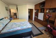 Renovierungsbedürftige 2-3 Zimmer-Wohnung in Schönbrunn Nähe mit Loggia & PKW Stellplatz