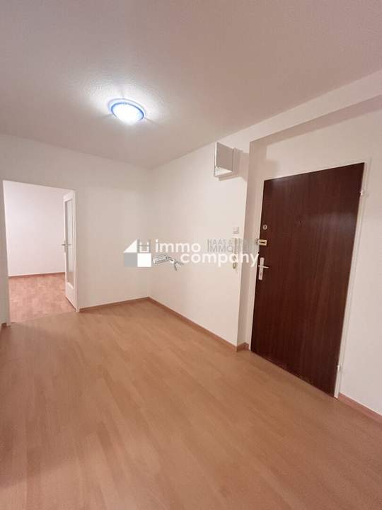 Helle 2-Zimmer-Wohnung mit Loggia und Garage in zentraler Lage - perfekt für Pendler!