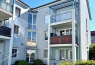 Helle, teilmöblierte Eigentumswohnung mit sonnigem Balkon und Tiefgaragenparkplatz.