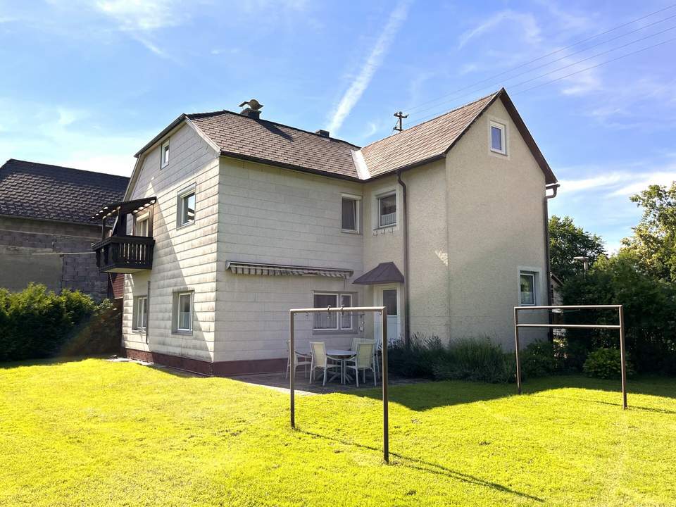 Gepflegtes Haus mit großem Garten und Garagen