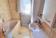 Ein- bis Zweifamilienhaus mit Garage aus den 70ern