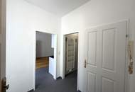 Kleine Wohnung mit Blick in den Innenhof // Tiny Apartment with view in the inner court yard //