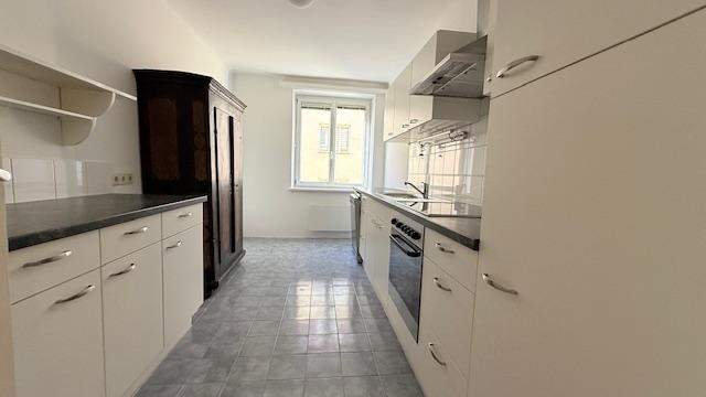 Karmeliterplatz-Charme trifft modernen Komfort – 2-Zimmer-Neubauwohnung mit Stellplatz im Innenhof.