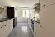 Karmeliterplatz-Charme trifft modernen Komfort – 2-Zimmer-Neubauwohnung mit Stellplatz im Innenhof.