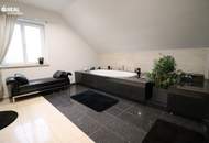 Luxuriöses Wohnen: Designhaus mit Garten, Pool und geräumiger Garage