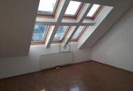 HELLER DACHGESCHOSSHIT MIT BALKON IN RUHIGER LAGE