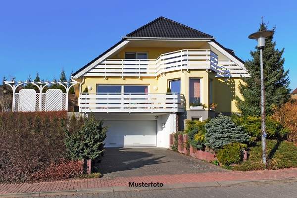 Exklusives Einfamilienhaus mit Terrasse, Pool und Doppelgarage - top gepflegt