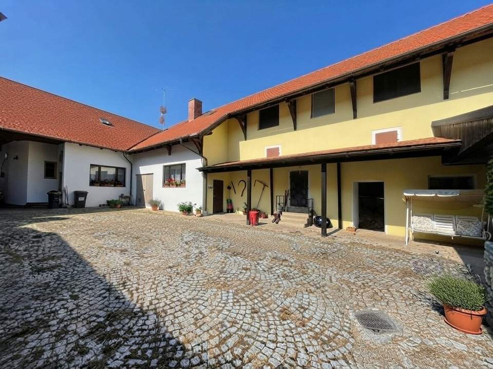 Vielseitiges Anwesen mit historischem Wohnhaus - großer Innenhof, zahlreiche Nebengebäude - 260 m² Maschinenhalle & moderner PV-Anlage