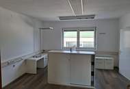 Großes Bürogebäude in zentraler Gegend
