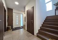 TOPCHANCE! SCHLÜSSELFERTIGER ZIEGEL-NEUBAU. ZAHLREICHE EXTRAS! EXQUISITE TEILMÖBLIERUNG VON SCHÜLLER-KÜCHEN UND BURGBAD.