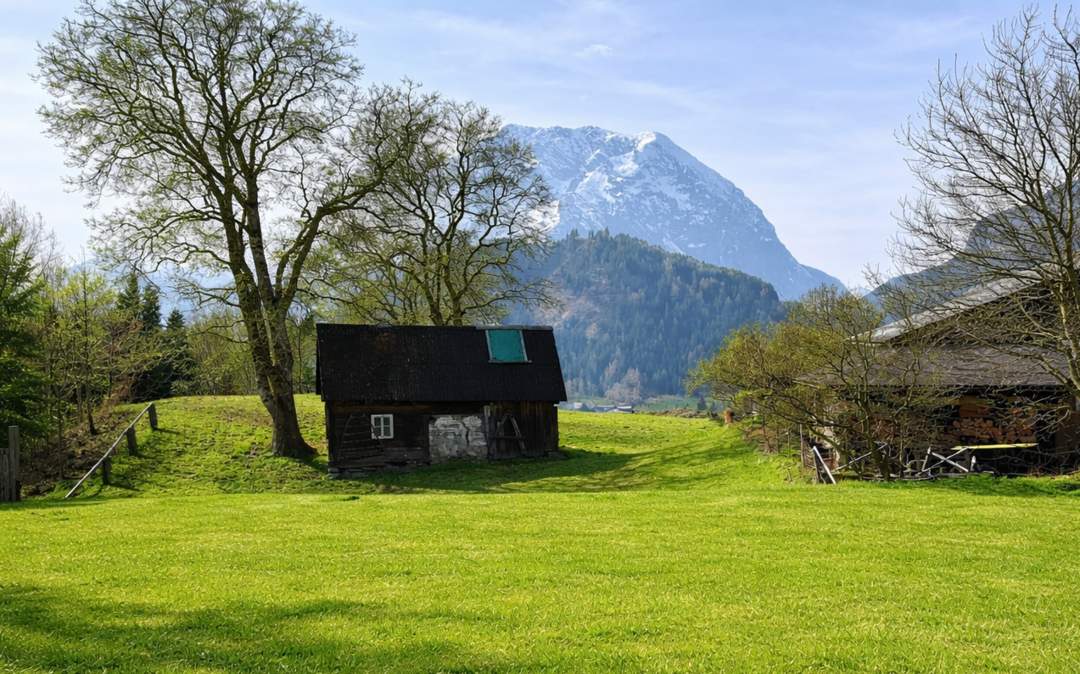 Sonniges Baugrundstück mit Grimming-Blick