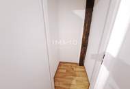 Dachgeschoßwohnung im Altbau: Erstbezug nach Sanierung mit Balkon und Einbauküche!