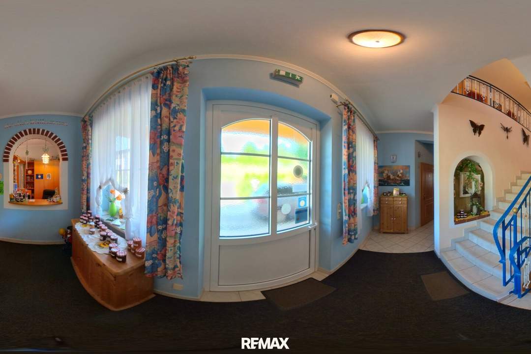 „Wohnen & Wohlfühlen im Hügelland – vielseitige Immobilie mit 8 Gästezimmern & Privatwohnung“