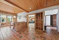 Imposante Landhausstil-Liegenschaft eingebettet in einem idyllischen Gartenparadies mit Schwimmteich und Grünbestand