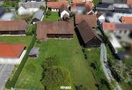 Bauernhof mit großem Nebengebäude und Garten