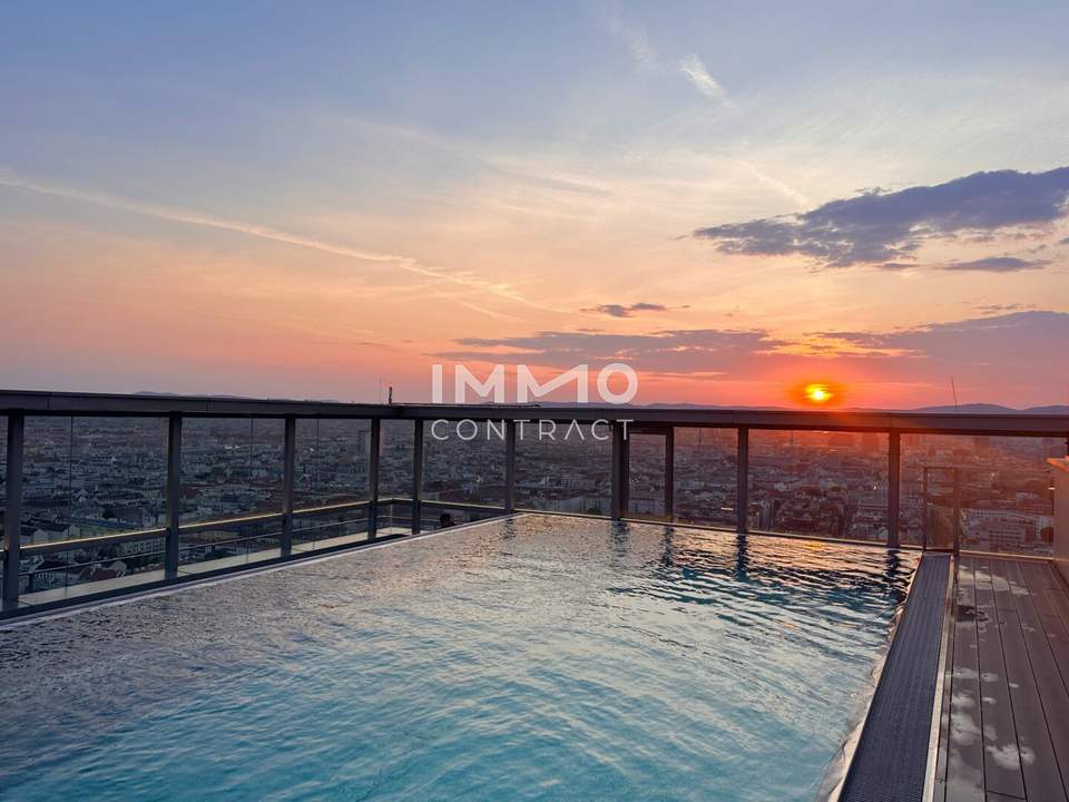 INVESTORS WATCH OUT! Magnificent skyline view + pool on the roof = excellent lifestyle!