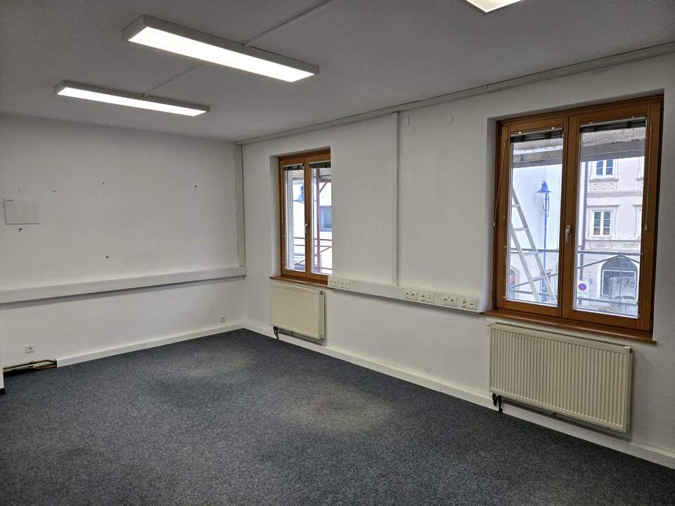 Helle Büroräume in Zentrumsnähe in Haag zu vermieten