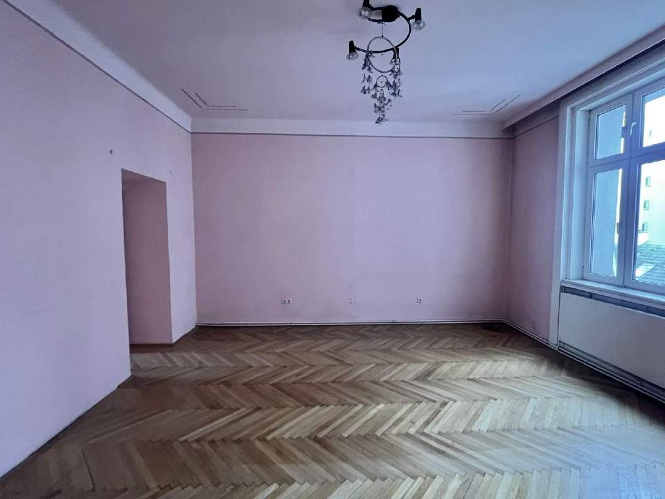 Großzügige Altbauwohnung mit großem Ausbaupotential