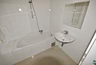 Schöner 2-Zimmer-Altbau mit hofseitigem Schlafzimmer und Balkon