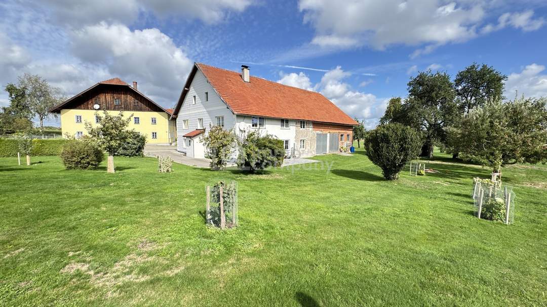 Großes Haus mit zwei 140m² Wohnungen, 2000m² Grund, Tenne und Werkstatt/Stall, Seewalchen am Attersee/Staudach.