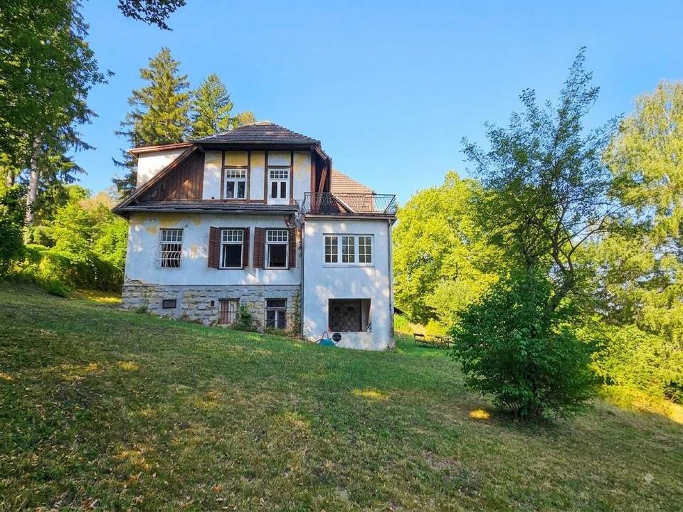 WIENERWALDVILLA AUF EINEM GROSSEN GRUNDSTÜCK MIT SANIERUNGSBEDARF