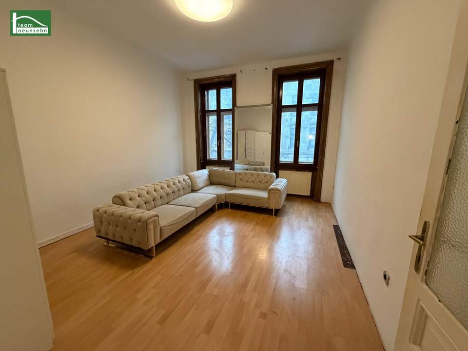 LEERSTEHEND! RENOVIERUNGSBEDÜRFTIGE WOHNUNG IN GEPFLEGTEM ALTBAU - LIFTBENÜTZUNG INKLUSIVE! SCHLAFZIMMER HOFSEITIG!