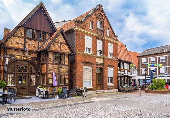 Historisches Zinshaus mit Lagergebäude