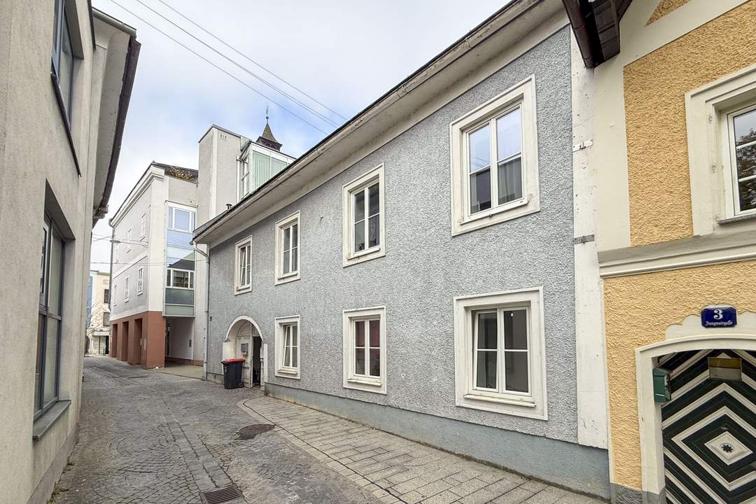 Stadthaus im Zentrum mit Entwicklungspotenzial & Bestandserträgen