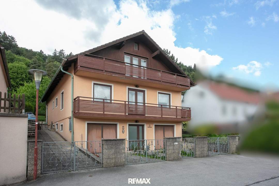 Großzügiges Ein-/Zweifamilienhaus mit ausgebautem Dachgeschoss, zwei Garagen und Garten in Paudorf