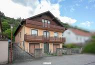 Großzügiges Ein-/Zweifamilienhaus mit ausgebautem Dachgeschoss, zwei Garagen und Garten in Paudorf