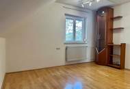 Geräumiges Ein- bzw. Zweifamilienhaus mit Wirtschaftsgebäude