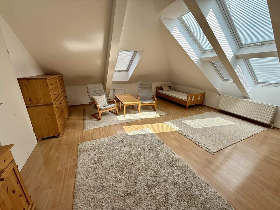 Möblierte Dachgeschosswohnung