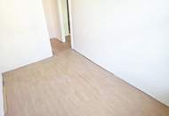 Selbst gestalten! Altbauwohnung mit Renovierungsbedarf in der schönen Hasnerstraße! Perfekte Infrastruktur und Anbindung + Ruhige Fahrradstraße + Balkonanbau möglich! Jetzt zugreifen!