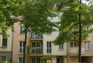 Gartenwohnung in Bestlage Gersthof – 2 Balkone, Eigengarten und optional 2 Garagenplätze