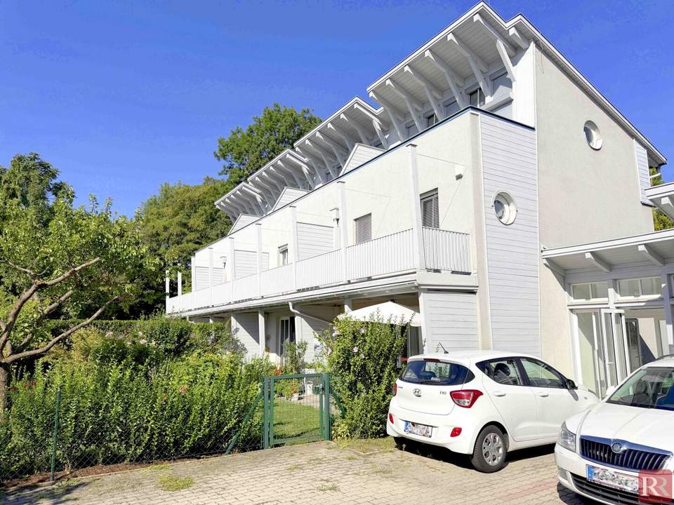 Modernes Reihenhaus mit drei Terrassen, kleinem Garten und Parkplatz in ruhiger Bestlage