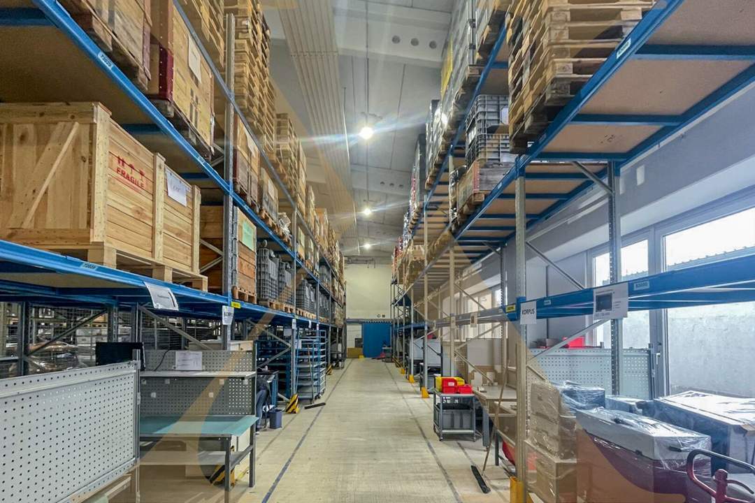 Großzügige Lager-/Produktionshalle mit sechs Sektionaltoren und Büro in Ansfelden zu vermieten! TEILBAR!