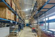 Großzügige Lager-/Produktionshalle mit sechs Sektionaltoren und Büro in Ansfelden zu vermieten! TEILBAR!