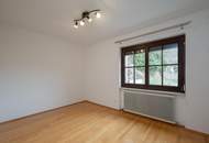 Unterkellerter Bungalow mit traumhaftem Garten u. Doppelgarage in zentraler Lage!