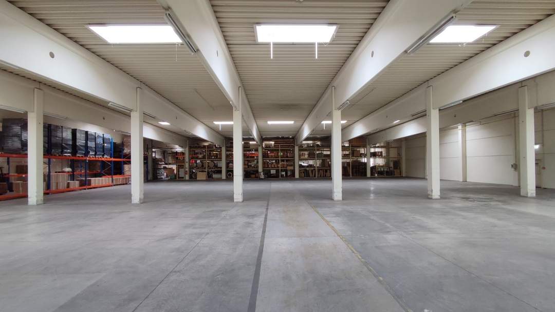 Halle mit Büro