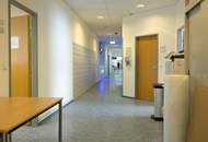 Helle Büro- oder Werkstattflächen mit Rampe
